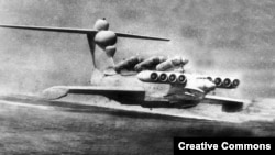 Un ekranoplan sovietic din clasa Lun, echipat cu șase lansatoare de rachete, în timpul testelor pe Marea Caspică.