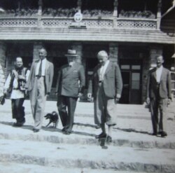 На фото Петро Шекерик-Доників, невідомий, Яків Невестюк, Станіслав Вінценз та Михайло Поздановський біля приміщення Рільничої школи у Жаб’ю