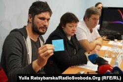 Крістофер Нанн показує уламок віконного пластику