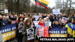 Демонстранты во время акции протеста против вмешательства России в Украине перед посольством России в Вильнюсе, 3 марта 2014 г.