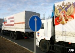 Грузовики с «гумконвоем» России пересекают границу в пункте Изварино, октябрь 2014 года