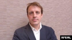 Олівер Буллоу, журналіст-розслідувач