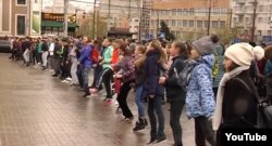 Спортивний флешмоб у Донецьку Скрін відео YouTube-каналу так званого Міністерства інформації угруповання «ДНР»