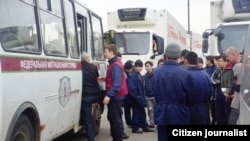 Фото від 2015 року. Рейд проти нелегальних мігрантів у Москві. Такі ж рейди поліція Росії проводить зараз на окупованих українських територіях