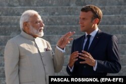 Прем'єр-міністр Індії Нарендра Моді (ліворуч) спілкується із президентом Франції Емманюелем Макроном (світлина 2019 року)