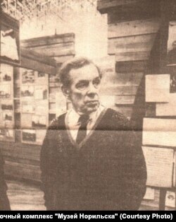 Георгий Жженов в музее Норильска. 2000 г.