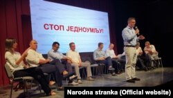 "Nigde u Evropi danas opozicija nije marginalnija i u svakom pogledu jadnija nego u Srbiji" (Sa jedne od tribina Saveza za Srbiju)