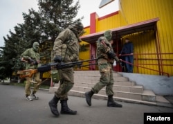 Контролируемые Россией боевики в Снежном, июнь 2014 года