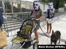 На руках у мами наймолодший учасник акції на підтримку Олега Сенцова