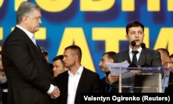 Кандидати на посаду президента України Петро Порошенко і Володимир Зеленський (праворуч) під час дебатів на стадіоні «Олімпійський». Київ, 19 квітня 2019 року