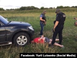 Затримання підозрюваного в організації злочинної групи по розкраданню бурштину (фото з Facebook Юрія Луценко)