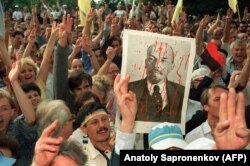 Мітинг біля будівлі ЦК КПУ через день після проголошення Незалежності України. Київ, 25 серпня 1991 року