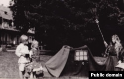 Родинна садиба, забава дітей Шептицьких