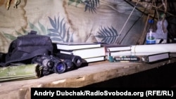 На одній з кухонних полиць лежав прилад нічного бачення, наданий армією США як військова допомога для України. І статут ЗСУ… :)