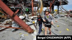 Діти граються у бійців територіальної оборони, «патрулюють» селище Стоянка під Києвом після звільнення Київщини від російських окупантів. 19 травня 2022 року