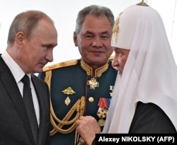Зліва направо: російський президент Володимир Путін, міністр оборони Росії Сергій Шойгу і Московський патріарх Кирило (Володимир Гундяєв). Петербург, 30 липня 2017 року