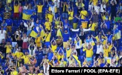 Вболівальники за українську збірну під час матчу Україна – Англія на «Євро-2020». Рим, 3 липня 2021 року. На міжнародних матчах в українських секторах часто чути кричалки й антикремлівського змісту