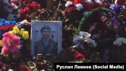 Могила российского военного, погибшего в Украине