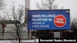 Офіційна реклама в Угорщині напередодні виборів до угорського парламенту: «Сорос хоче переселити мільйони з Африки і Середнього Сходу», нагорі напис: «Урядова інформація», Будапешт, 14 лютого 2018 року