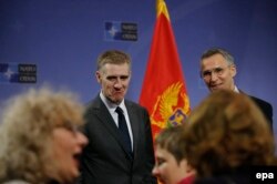 Генеральний секретар НАТО Єнс Столтенберґ (праворуч) та міністр закордонних справ Чорногорії Ігор Луксіч на спільній прес-конференції у штаб-квартирі НАТО у Брюсселі. Грудень 2015 року
