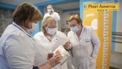 Працівниці лікарні міста Маріуполь роздивляються гуманітарну допомогу від фонду Ріната Ахметова, березень 2020 року