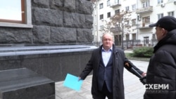 Утім, коли «Схеми» ще раз зустріли його вже в грудні, на порозі Офісу президента, – він уже нічого не захотів розповідати