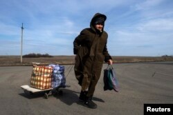 Жінка переходить кордон між Росією та Україною в селищі Успенка Донецької області, березень 2015 року