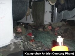 Відпочинок «кіборгів» у Донецького аеропорту, грудень 2014 року. Фото Андрія Казмирчука