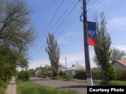 Прапор «ДНР» на вулиці Леніна в окупованому Чистякові