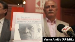 Za vladajuću stranku je on (Šljivančanin) očigledno nekakav moralni autoritet čim ga šalju da ih predstavlja na tribinama, smatra Kostić