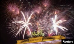 Вогні феєрверків над Бранденбурзькими воротами у Берліні