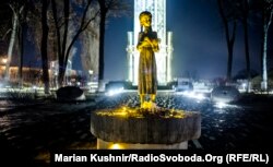 Пам'ятник жертвам Голодомору-геноциду в Україні 1932-1933 років. Київ, листопад 2015 року