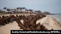 «Український Дюнкерк». Панорамний вигляд на курортні елінги, які стоять на березі Азвоського моря