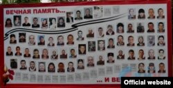 Мирних жителів прирівнюють до бойовиків. Наочна агітація у Стаханові. Фото «ЛуганскИнформЦентр»