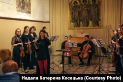 «Лютий оркестр» під час концерту 21 лютого. В центрі диригентка Катерина Косецька