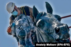 Čišćenje statue Petra Velikog, Sankt Petersburg maj 2020.