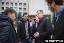 Валентин Наливайченко спілкується зі студентами після лекції в Інституті журналістики, Київ