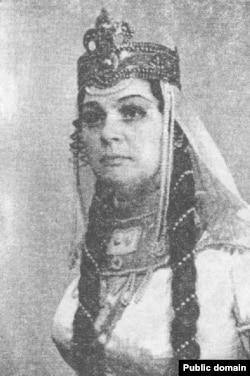 Онука старшини Армії УНР Геннадія Садовського Людмила Мазепа в ролі Ярославни (опера «Князь Ігор»). Київ, 1972 рік