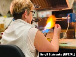 «Головне – мати міцні руки і досвід» – Моніка за цим верстатом працює вже 22 роки