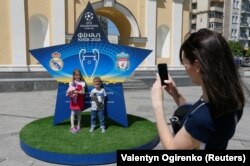 Інсталяція з логотипом фіналу Ліги чемпіонів УЄФА в центрі Києва, 10 травня 2018 року