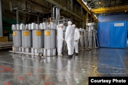 На заводі «Маяк». Ємності для перевезення урану. Його завантажують у циліндри для охолодження