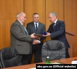 Фото прес-служби СБУ. Василь Грицак (справа) вручає Івану Чаварзі подяку