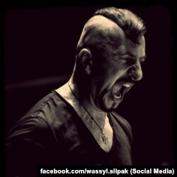 Співак Василь Сліпак, соліст Паризької опери, який воював у складі ДУК «Правий сектор», загинув 29 червня 2016 року в бою на Донеччині від кулі снайпера