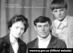 Родина Стусів: дружина Валентина Попелюх, Василь Стус, син Дмитро Стус, 1978 рік
