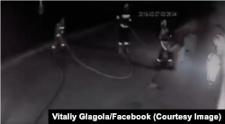 Пожежники на місці підпалу офісу Товариства угорської культури в Ужгороді, 27 лютого 2018 року (скріншот з камери відеоспостереження)