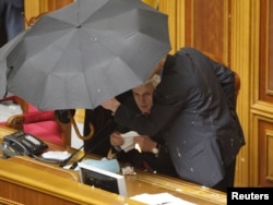 27 квітня 2010 року у залі Верховної Ради за «Харківські угоди» були бійки, дим і кидання яєць в спікера