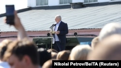 Аляксандар Лукашэнка на сустрэчы з работнікамі МЗКТ, 17 жніўня 2020 году. Ілюстрацыйнае фота