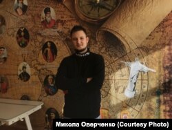 Вчитель Микола Оверченко у своєму кабінеті