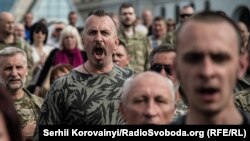 Василь Сліпак на майдані Незалежності під час прощання із загиблими бійцями «Правого сектору». 14 червня 2016 рок