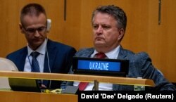 Посол України в ООН Сергій Кислиця (посередині) на Генасамблеї ООН, Нью-Йорк, 1 серпня 2022 року